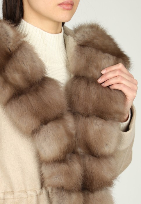 Товар бежевого цвета с внутренней стороны