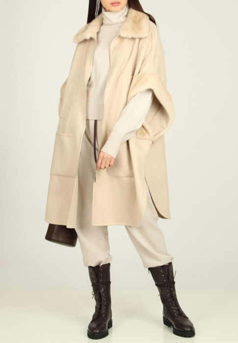 Товар бежевого цвета с внутренней стороны