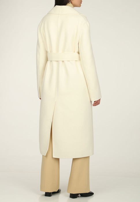 Товар белого цвета с внутренней стороны