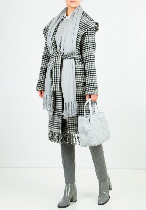 Товар серого цвета с внутренней стороны