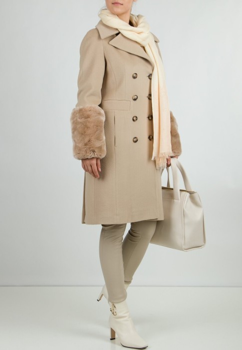 Товар бежевого цвета с внутренней стороны