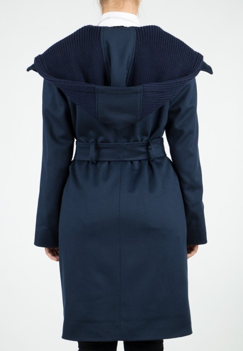 Товар синего цвета с внутренней стороны