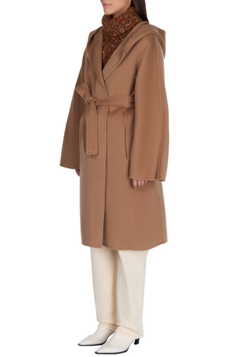 Товар бежевого цвета с внутренней стороны