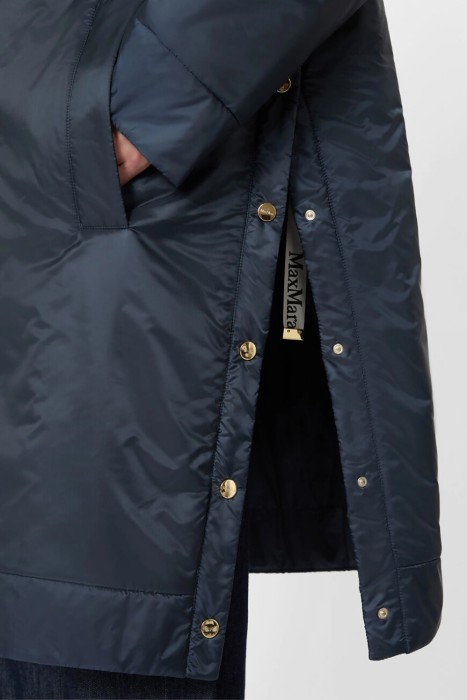 Товар синего цвета с внутренней стороны