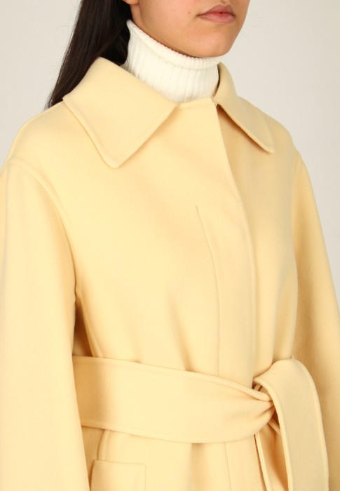 Товар желтого цвета с внутренней стороны