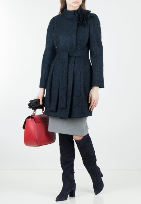 Товар синего цвета с внутренней стороны