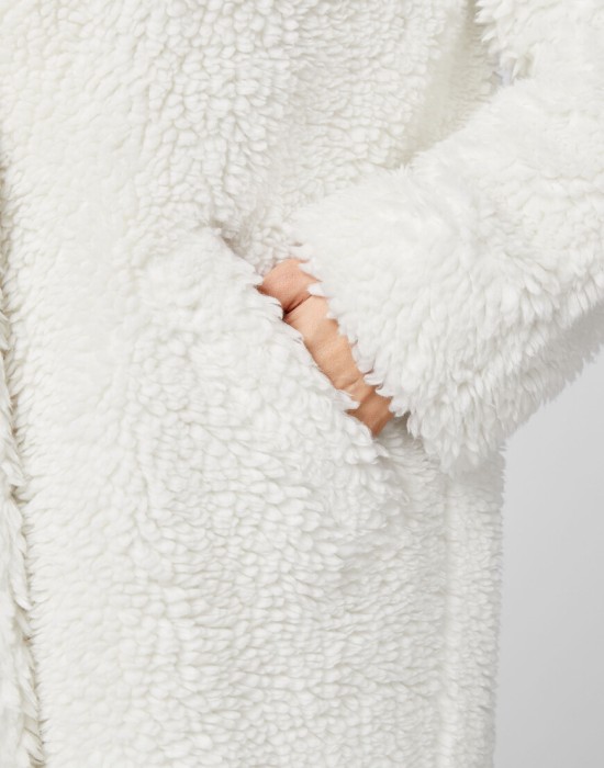 Товар бежевого цвета с внутренней стороны