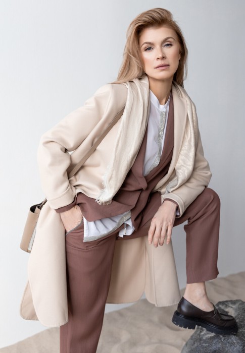 пальто  по цене 143990 руб вид справа