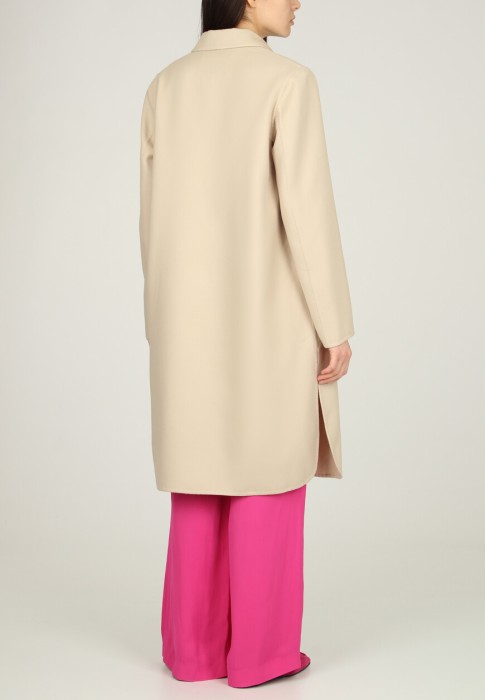 Товар бежевого цвета с внутренней стороны