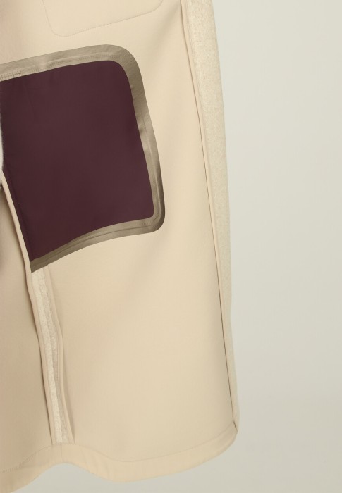 Товар белого цвета с внутренней стороны