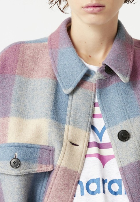 Товар красного цвета с внутренней стороны