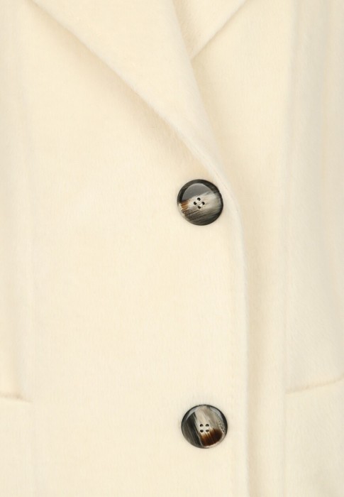 Товар белого цвета с внутренней стороны