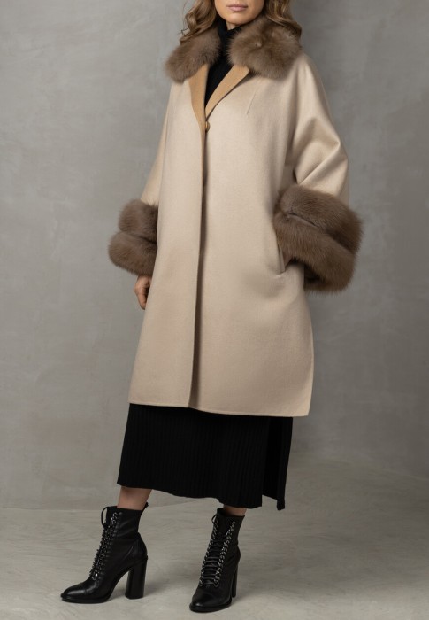 пальто  по цене 376250 руб вид справа