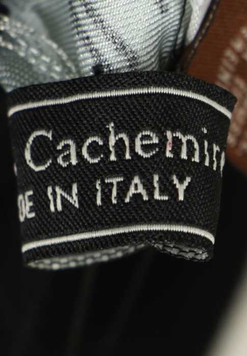 Товар бежевого цвета с внутренней стороны