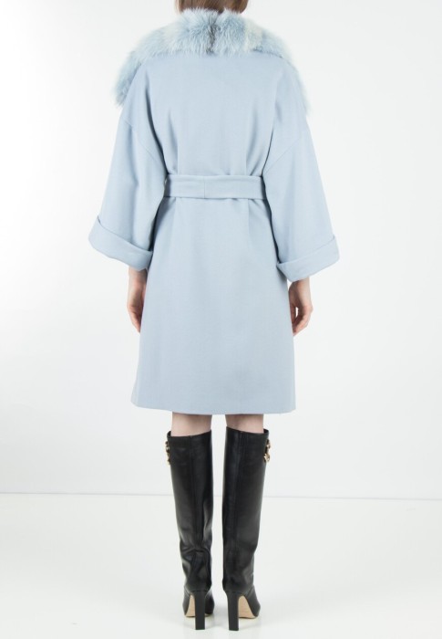 Товар голубого цвета с внутренней стороны