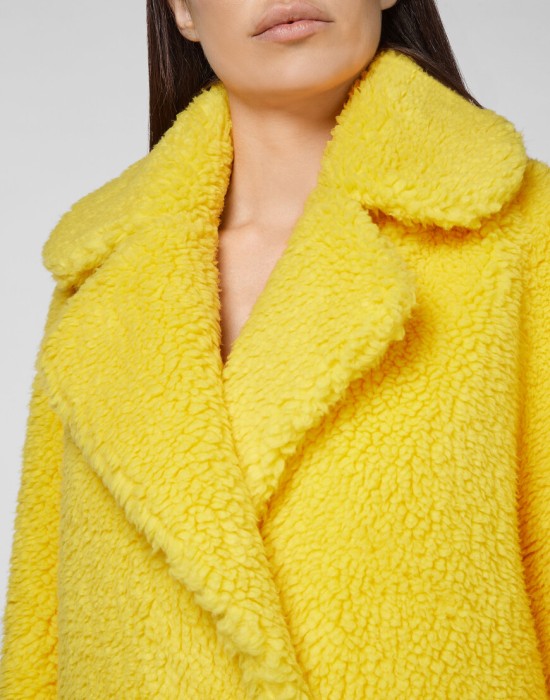 Товар желтого цвета с внутренней стороны