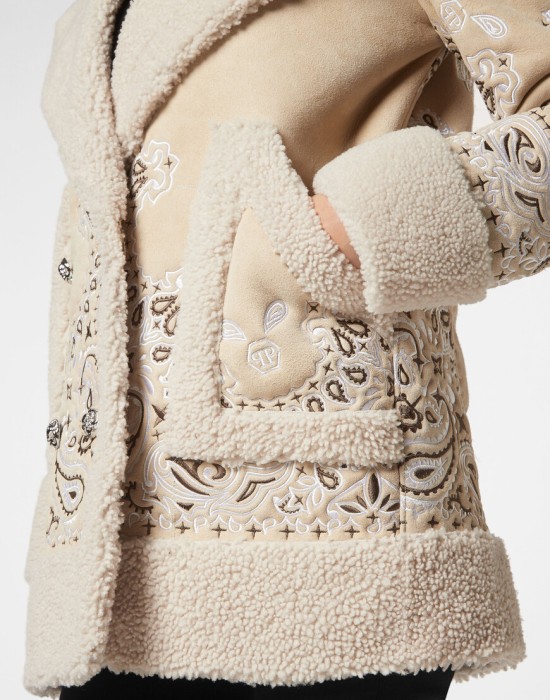 Товар бежевого цвета с внутренней стороны