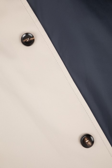 парка  модель из капсульной коллекции на сезон этого года фотография