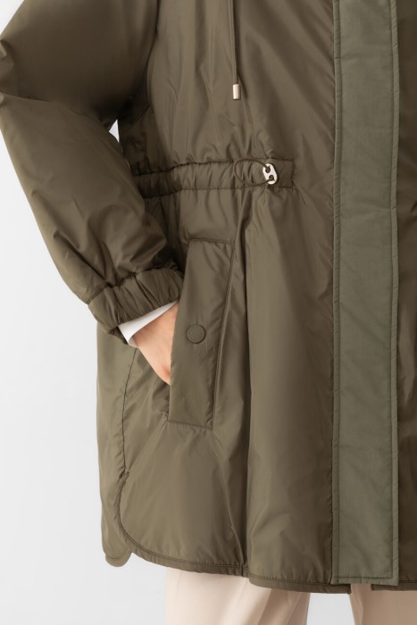 Товар хаки цвета с внутренней стороны