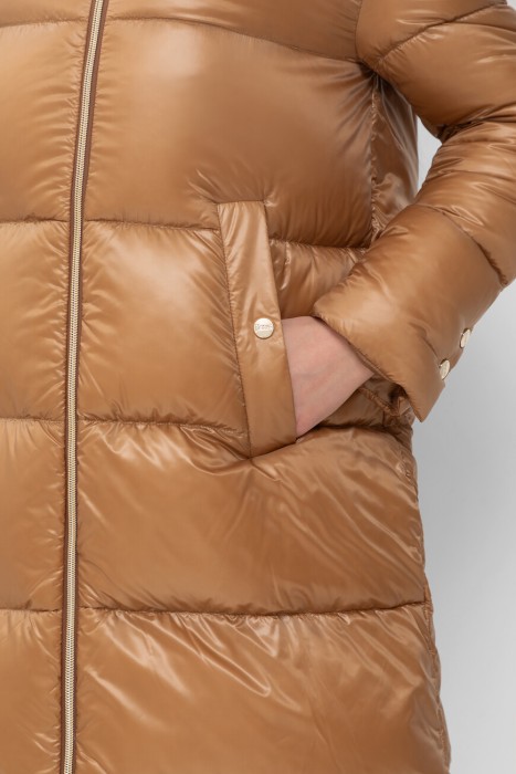 Товар бежевого цвета с внутренней стороны