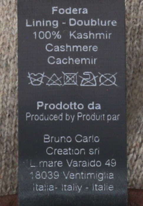 Товар бежевого цвета с внутренней стороны