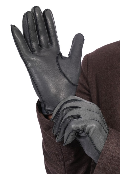 Товар черного цвета с внутренней стороны