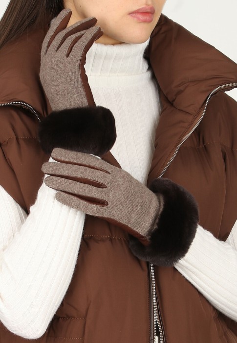 Товар коричневого цвета с внутренней стороны