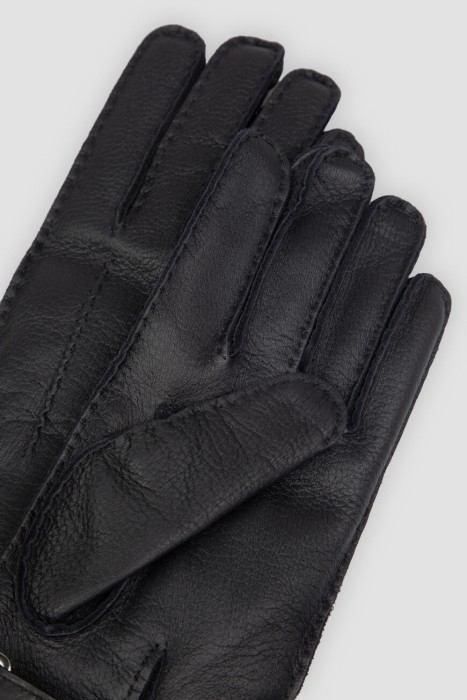 Товар черного цвета с внутренней стороны