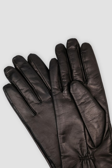 Товар черного цвета с внутренней стороны