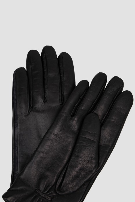 Товар черного цвета с внутренней стороны