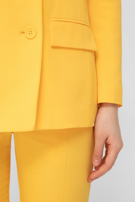 Товар желтого цвета с внутренней стороны