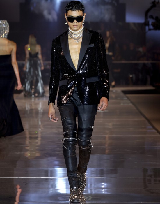 Товар черного цвета с внутренней стороны