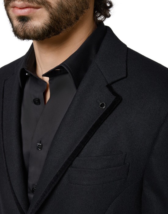 Товар черного цвета с внутренней стороны