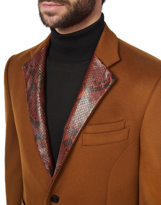 Товар бежевого цвета с внутренней стороны