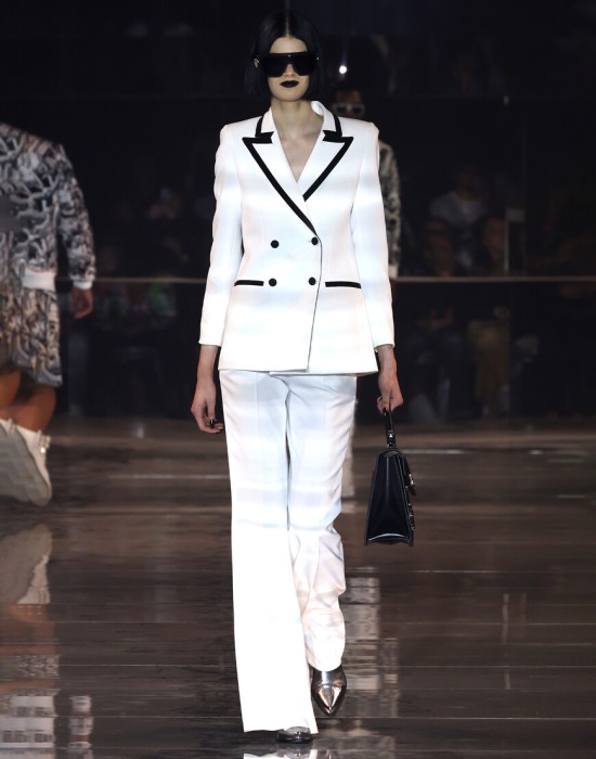 Товар белого цвета с внутренней стороны