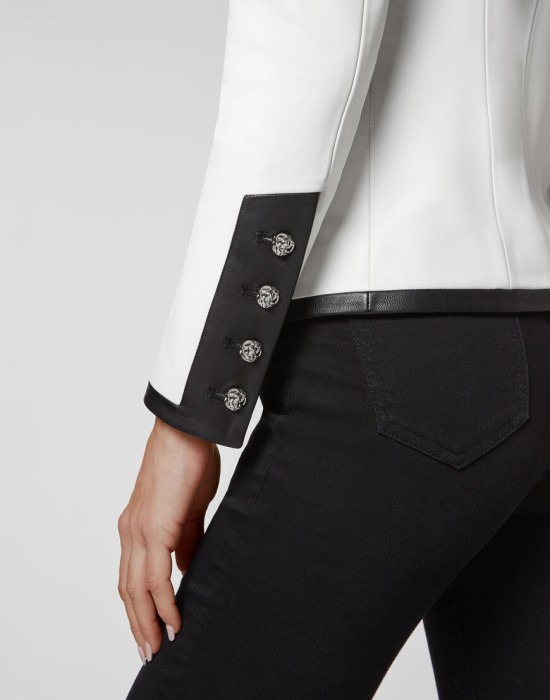 Товар белого цвета с внутренней стороны