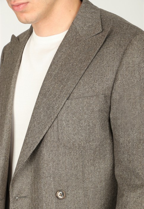 Товар коричневого цвета с внутренней стороны