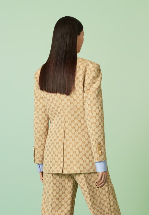 Товар бежевого цвета с внутренней стороны