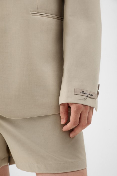 Товар бежевого цвета с внутренней стороны