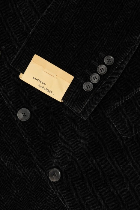 Товар черного цвета с внутренней стороны