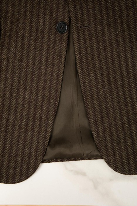 Товар коричневого цвета с внутренней стороны