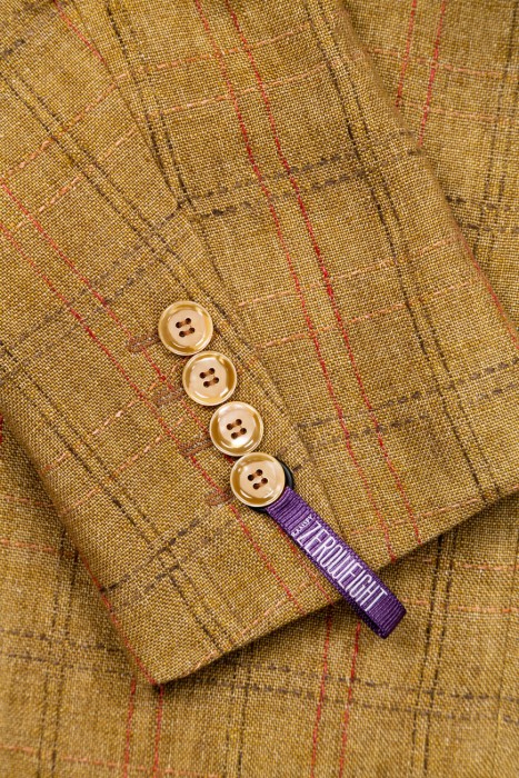 Товар коричневого цвета с внутренней стороны