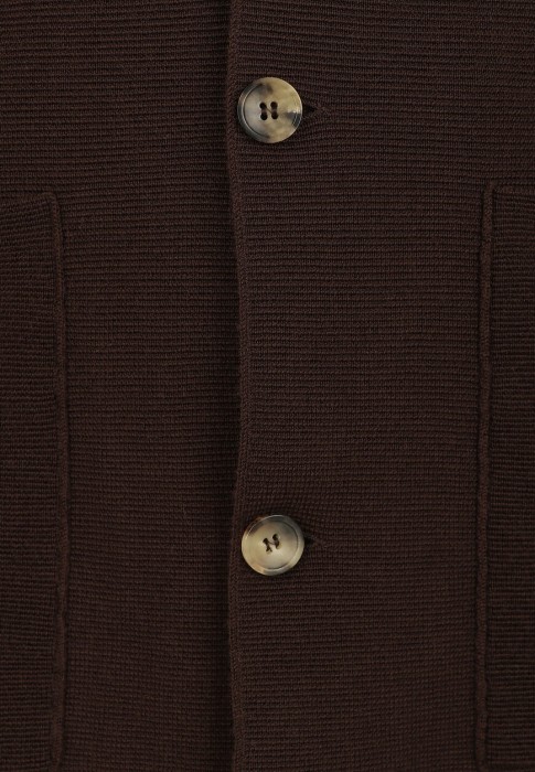 Товар коричневого цвета с внутренней стороны