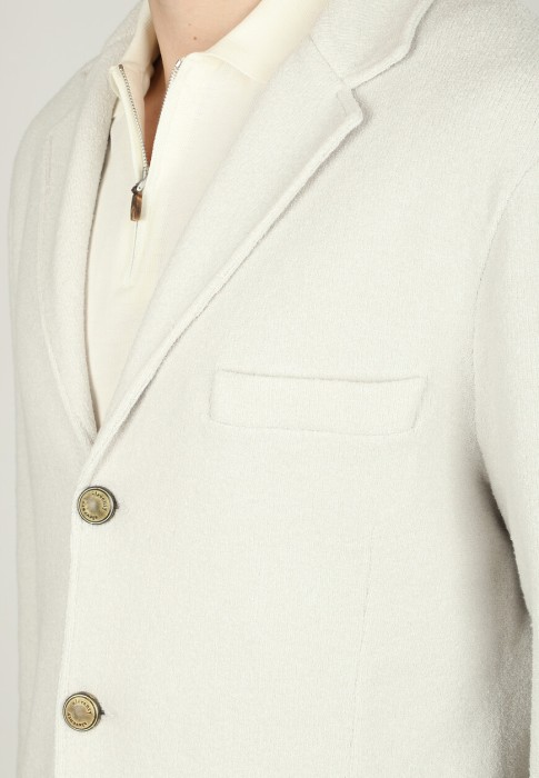 Товар коричневого цвета с внутренней стороны