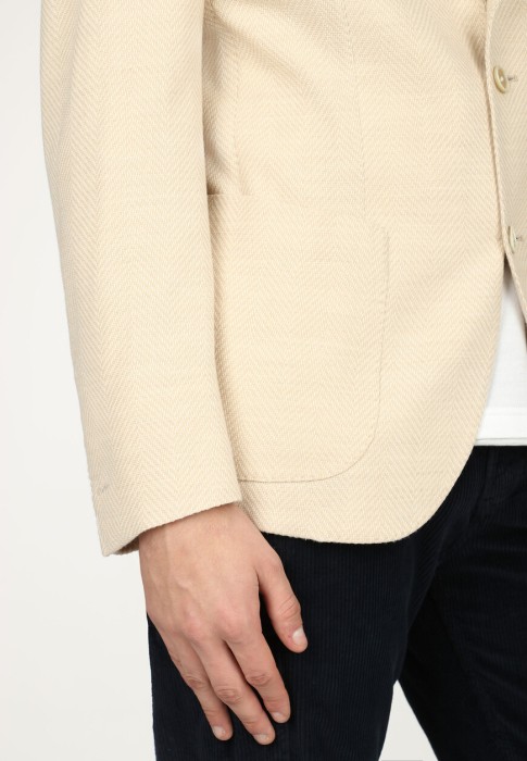 Товар бежевого цвета с внутренней стороны