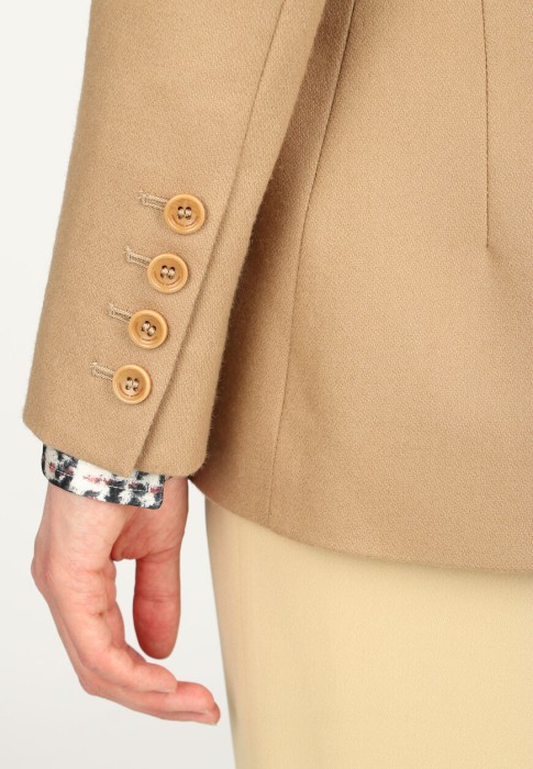 Товар коричневого цвета с внутренней стороны