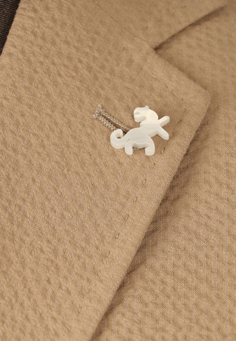 Товар бежевого цвета с внутренней стороны