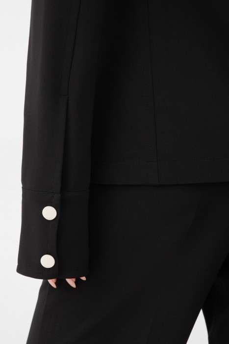 Товар черного цвета с внутренней стороны