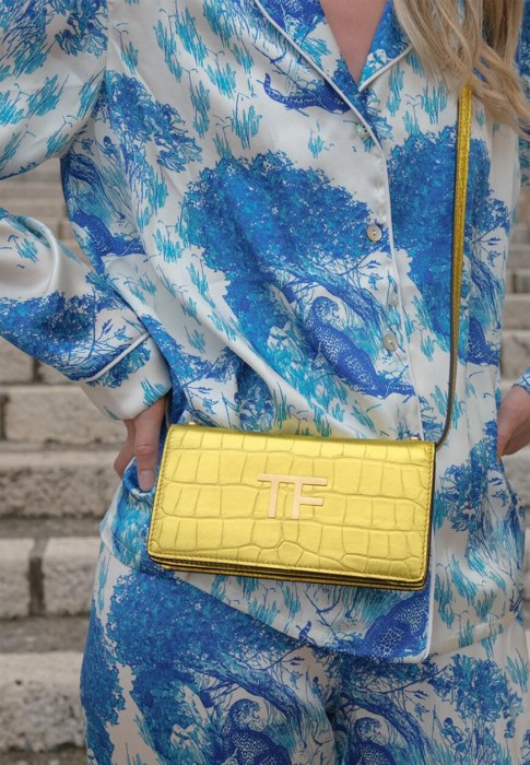 Товар белого цвета с внутренней стороны