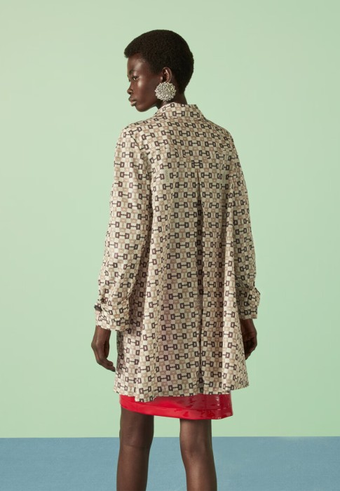 Товар коричневого цвета с внутренней стороны